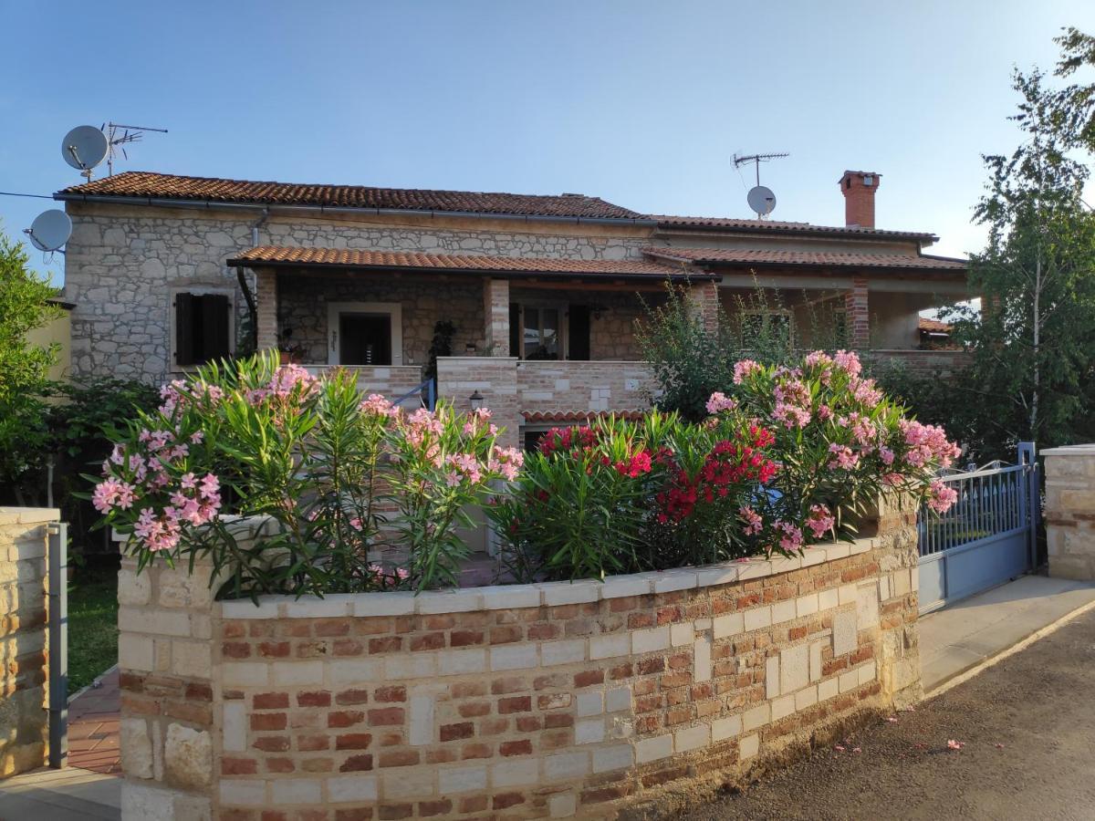 Apartmani Memic 100 M Do Plaze, Apartments Memic Only 100M From Beach Poreč Exteriör bild