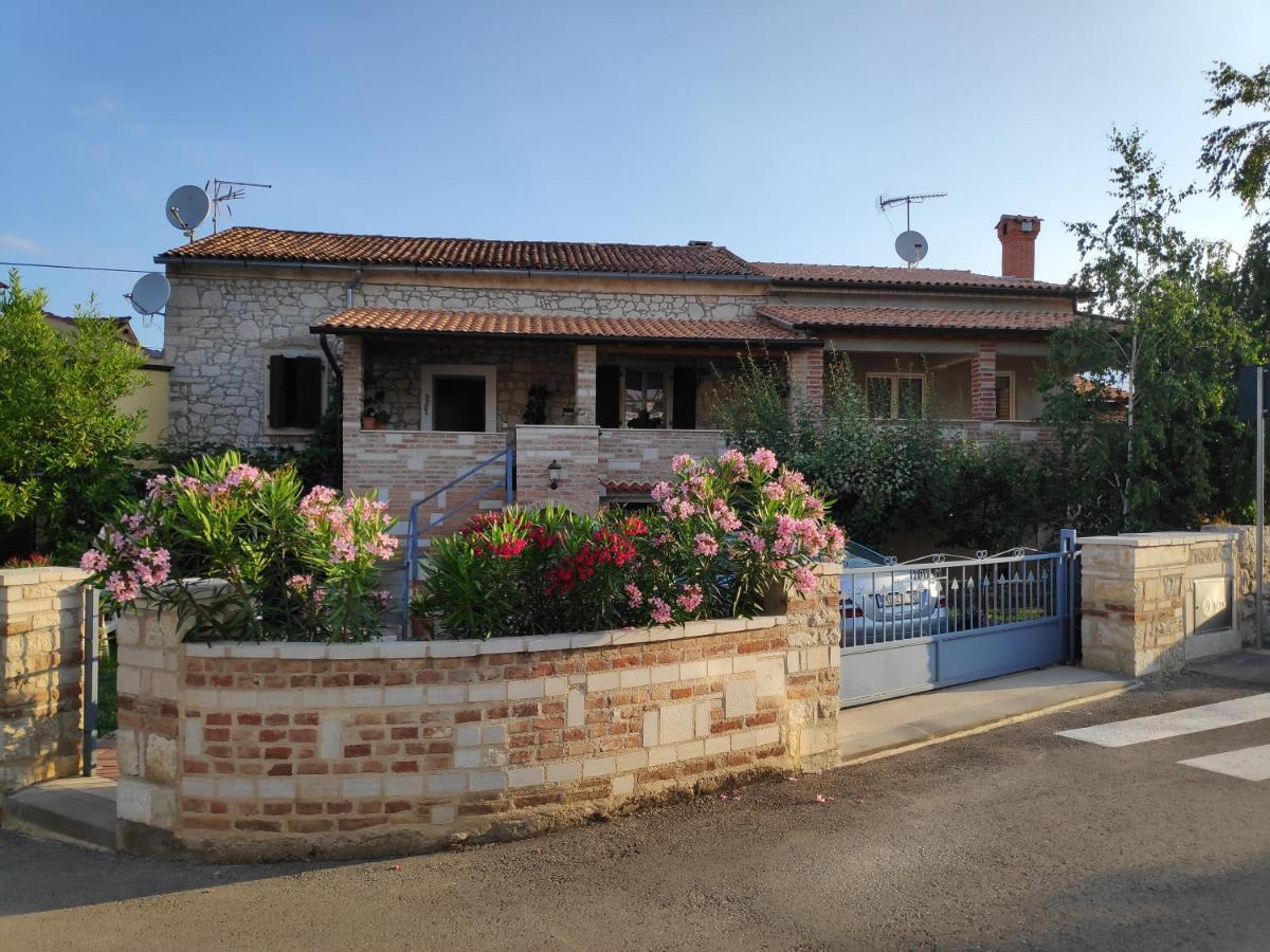 Apartmani Memic 100 M Do Plaze, Apartments Memic Only 100M From Beach Poreč Exteriör bild