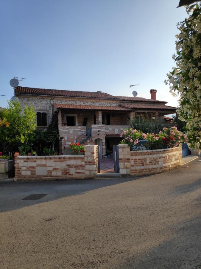 Apartmani Memic 100 M Do Plaze, Apartments Memic Only 100M From Beach Poreč Exteriör bild