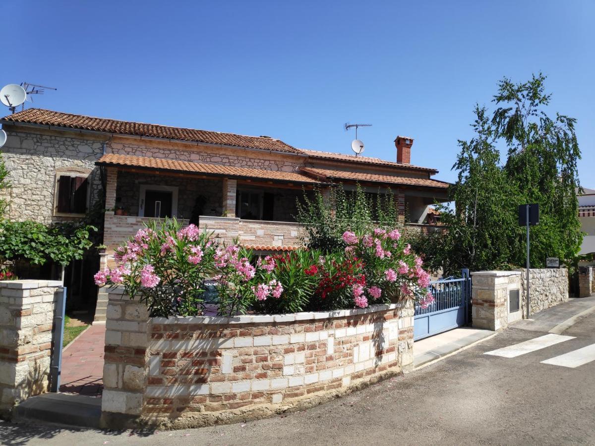 Apartmani Memic 100 M Do Plaze, Apartments Memic Only 100M From Beach Poreč Exteriör bild